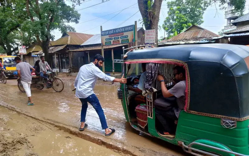 সখীপুর-কচুয়া ও আড়াইপাড়া সড়ক যেন এখন মৃত্যু ফাঁদ সখীপুর-কচুয়া ও আড়াইপাড়া সড়ক যেন এখন মৃত্যু ফাঁদ
