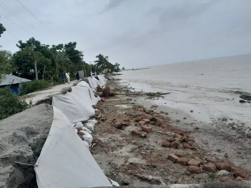 চরফ্যাসনে বেড়িবাঁধ ধস; ৫ হাজার পরিবার পানিবন্দি, টেকসই সমাধানের দাবি