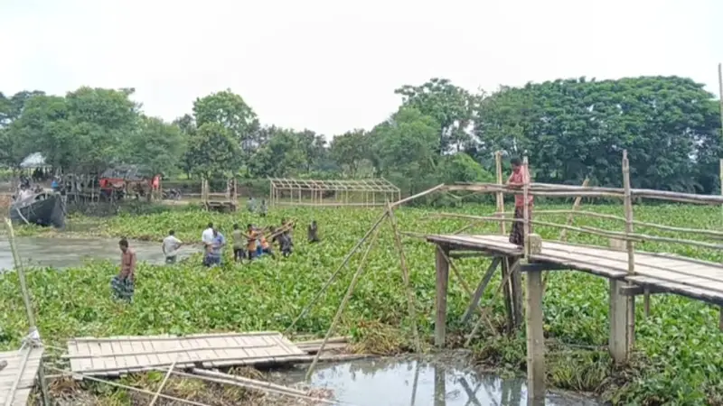 সাগরদাঁড়ির কপোতাক্ষ নদের সাঁকো ভেঙে দুই পাড়ের মানুষের যোগাযোগ বিচ্ছিন্ন সাগরদাঁড়ির কপোতাক্ষ নদের সাঁকো ভেঙে দুই পাড়ের মানুষের যোগাযোগ বিচ্ছিন্ন