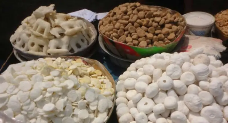ঢাকার বাতাসা, নারকেলের নাড়ু—শিশুদের খাবারের তালিকা থেকে হারিয়ে যাচ্ছে লোকজ মিষ্টির ঐতিহ্য ঢাকার বাতাসা, নারকেলের নাড়ু—শিশুদের খাবারের তালিকা থেকে হারিয়ে যাচ্ছে লোকজ মিষ্টির ঐতিহ্য
