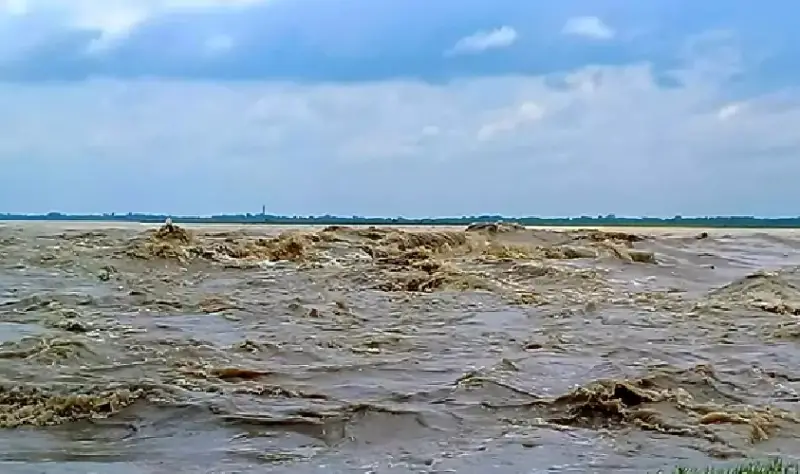 বিপৎসীমার উপরে পানি, গর্জে উঠেছে তিস্তা বিপৎসীমার উপরে পানি, গর্জে উঠেছে তিস্তা