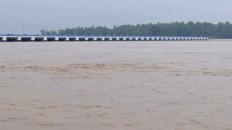 তিস্তার পানি বিপদসীমার ৫ সেন্টিমিটার ওপরে, ধুবনি এলাকায় ভেঙেছে বাঁধ, লোকালয়ে ঢুকছে পানি