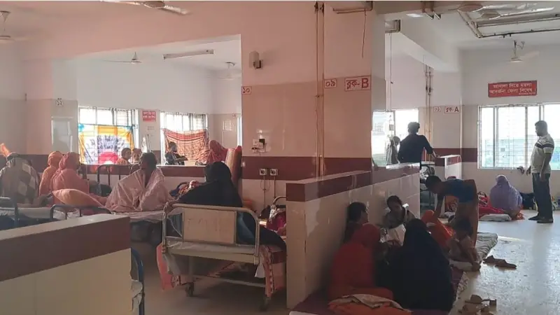 কুমেক হাসপাতালে অপরিচ্ছন্ন পরিবেশে চিকিৎসা, পুরো হাসপাতাল যেন নোংরার কারখানা