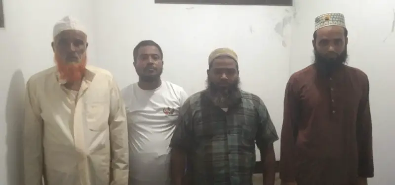 জমির মালিকানা দ্বন্দ্বে ১০ দোকানে তালা জামায়াত-বিএনপির চার নেতাকর্মী গ্রেপ্তার জমির মালিকানা দ্বন্দ্বে ১০ দোকানে তালা জামায়াত-বিএনপির চার নেতাকর্মী গ্রেপ্তার
