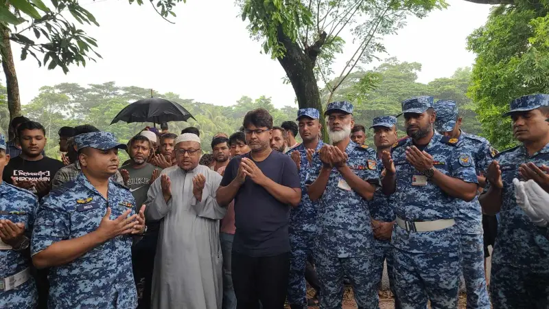 মাইলস্টোন ট্রাজেডি : লক্ষ্মীপুরে সায়ানের কবরে বিমান বাহিনীর শ্রদ্ধা