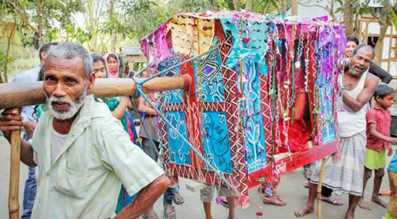 বিলুপ্তির পথে গ্রাম থেকে শহরে আসা ঐতিহ্যবাহী বিয়ের পালকি বিলুপ্তির পথে গ্রাম থেকে শহরে আসা ঐতিহ্যবাহী বিয়ের পালকি