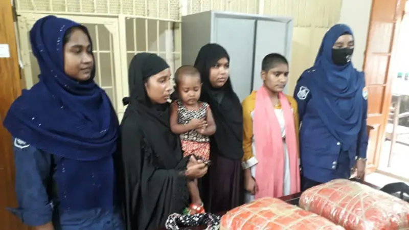 সান্তাহারে ট্রেন থেকে দশ কেজি গাঁজাসহ ৩ নারী গ্রেপ্তার সান্তাহারে ট্রেন থেকে দশ কেজি গাঁজাসহ ৩ নারী গ্রেপ্তার