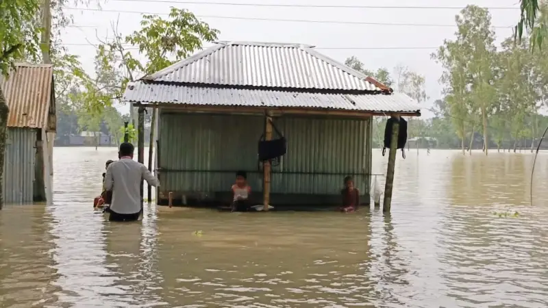 পানিবন্দি অন্তত ১০ হাজার পরিবার,দুর্ভোগে নদী পাড়ের মানুষ