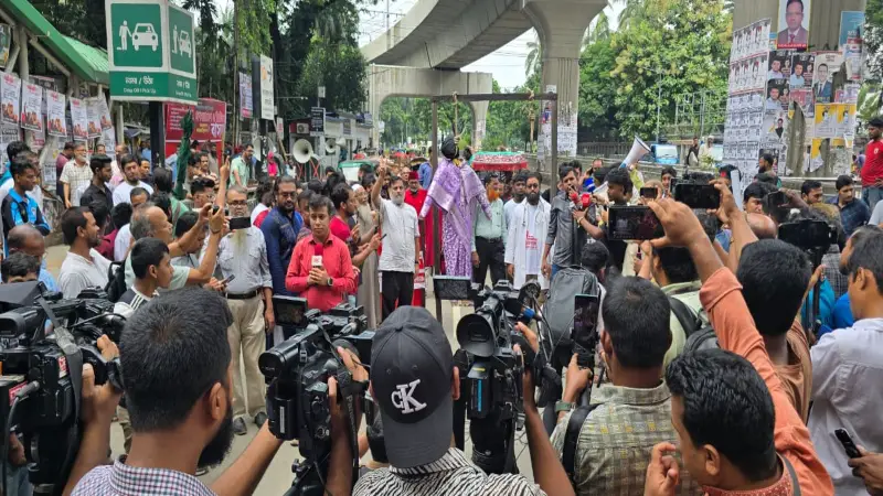 জনতার আদালতে প্রকাশ্যে হাসিনার প্রতীকী ফাঁসি কার্যকর জনতার আদালতে প্রকাশ্যে হাসিনার প্রতীকী ফাঁসি কার্যকর