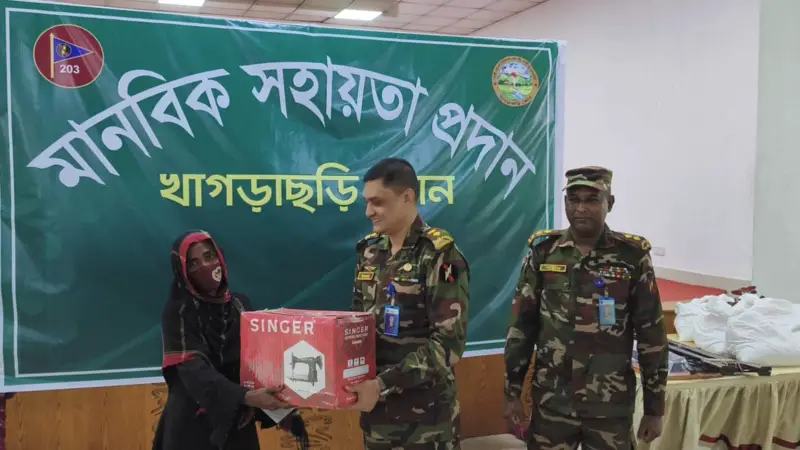 খাগড়াছড়িতে অসহায় পরিবারগুলোর পাশে সেনাবাহিনী, আর্থিক সহায়তা ও খাদ্যসামগ্রী বিতরণ খাগড়াছড়িতে অসহায় পরিবারগুলোর পাশে সেনাবাহিনী, আর্থিক সহায়তা ও খাদ্যসামগ্রী বিতরণ