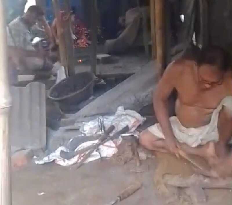 রামগঞ্জে ব্যস্ততায় দিন-রাত কাটছে কামারদের রামগঞ্জে ব্যস্ততায় দিন-রাত কাটছে কামারদের