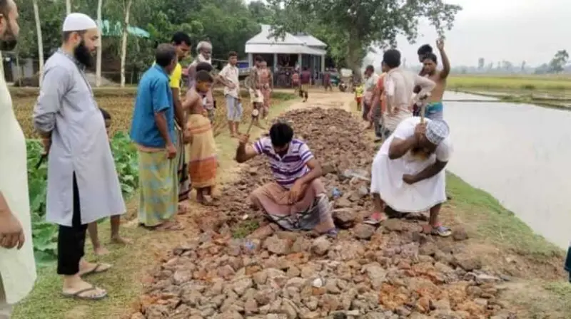 গাইবান্ধার তিলকপাড়ায় গ্রামবাসীর উদ্যোগে রাস্তা নির্মাণ গাইবান্ধার তিলকপাড়ায় গ্রামবাসীর উদ্যোগে রাস্তা নির্মাণ