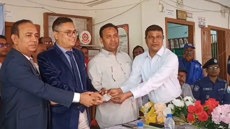 শিবালয়ে স্মার্টকার্ড বিতরণ শিবালয়ে স্মার্টকার্ড বিতরণ