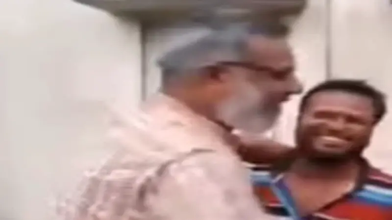 ইজাদারদের ফেলে দেয়া তেলের ক্ষতিপূরণের টাকা হাতে পেয়ে খুশি দোকানী ইজাদারদের ফেলে দেয়া তেলের ক্ষতিপূরণের টাকা হাতে পেয়ে খুশি দোকানী