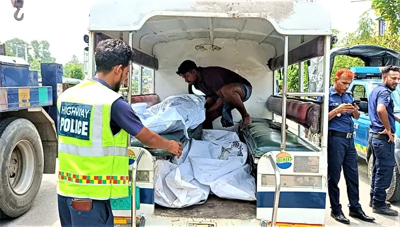 সড়কে থেমে গেল জীবনের গতি: টাঙ্গাইলে এক পরিবারের তিন সদস্যের মর্মান্তিক মৃত্যু সড়কে থেমে গেল জীবনের গতি: টাঙ্গাইলে এক পরিবারের তিন সদস্যের মর্মান্তিক মৃত্যু