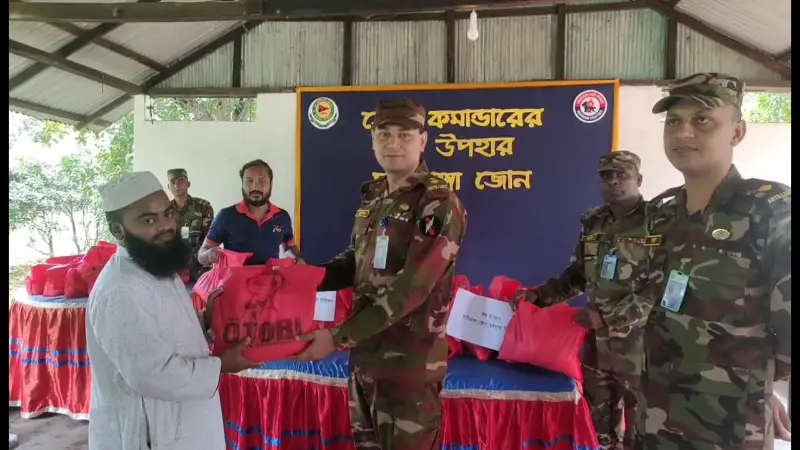 মাটিরাঙ্গায় সেনাবাহিনীর ঈদ উপহার, অসহায়দের মুখে হাসি ফুটলো মাটিরাঙ্গায় সেনাবাহিনীর ঈদ উপহার, অসহায়দের মুখে হাসি ফুটলো