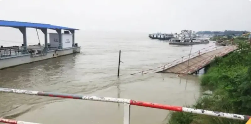 পাটুরিয়ায় তীব্র স্রোতে লঞ্চঘাটের জেটি ভেঙে পড়েছে, যাত্রীদের ভোগান্তি পাটুরিয়ায় তীব্র স্রোতে লঞ্চঘাটের জেটি ভেঙে পড়েছে, যাত্রীদের ভোগান্তি