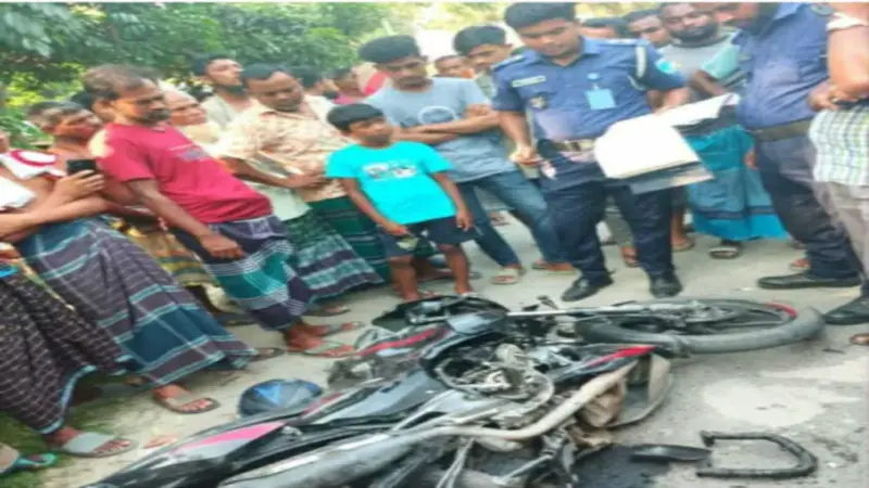 রাজবাড়ীতে ট্রাক্টর-মোটরসাইকেল সংঘর্ষে নিহত ১ রাজবাড়ীতে ট্রাক্টর-মোটরসাইকেল সংঘর্ষে নিহত ১