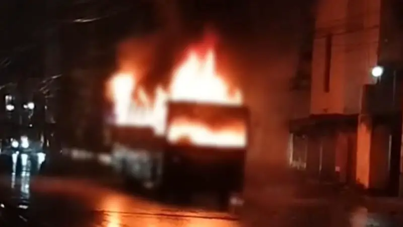 বাস চাপায় পথচারীর মৃত্যু, বিক্ষুব্ধ জনতার তিন বাসে আগুন বাস চাপায় পথচারীর মৃত্যু, বিক্ষুব্ধ জনতার তিন বাসে আগুন