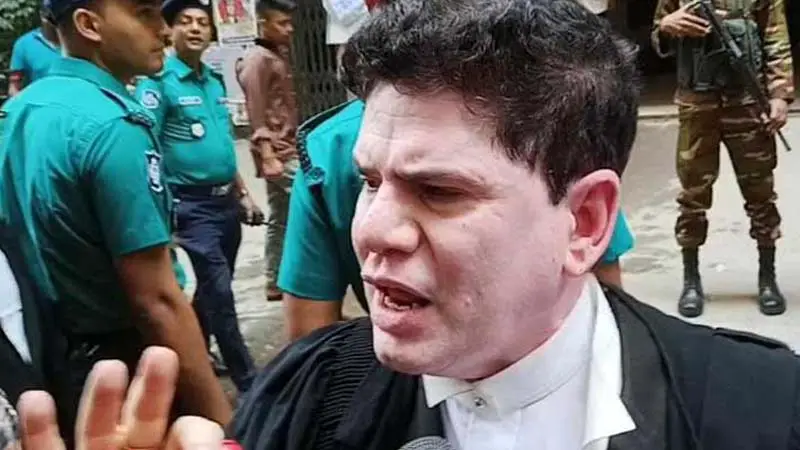 আমুর আইনজীবীকে অন্য আইনজীবীদের পিটুনি ! আমুর আইনজীবীকে অন্য আইনজীবীদের পিটুনি !