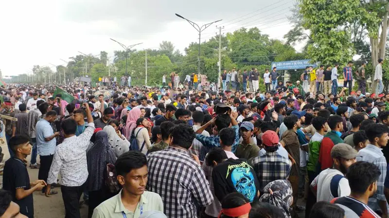 ঢাকা-আরিচা মহাসড়ক অবরোধ করে আন্দোলনকারীদের বিক্ষোভ ঢাকা-আরিচা মহাসড়ক অবরোধ করে আন্দোলনকারীদের বিক্ষোভ