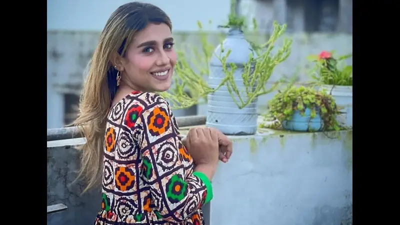 আমি অনেক সুন্দর দেখতে - হৃদি আমি অনেক সুন্দর দেখতে - হৃদি