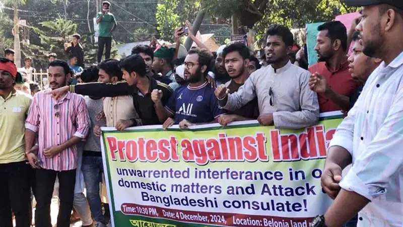 আগরতলায় হাইকমিশনে হামলার প্রতিবাদে সীমান্তে ছাত্র-জনতার বিক্ষোভ! আগরতলায় হাইকমিশনে হামলার প্রতিবাদে সীমান্তে ছাত্র-জনতার বিক্ষোভ!