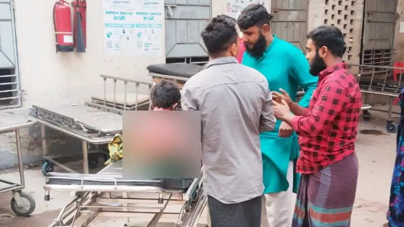 আশুলিয়ায় গ্যাস সিলিন্ডার বিস্ফোরনে দগ্ধ ৩ আশুলিয়ায় গ্যাস সিলিন্ডার বিস্ফোরনে দগ্ধ ৩