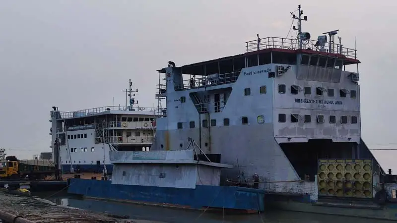 ৬২ ঘণ্টা পর আরিচা-কাজিরহাট নৌপথে ফেরি সার্ভিস চাল ৬২ ঘণ্টা পর আরিচা-কাজিরহাট নৌপথে ফেরি সার্ভিস চাল