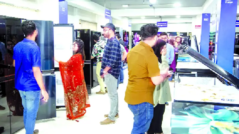 ঈদ উৎসবে জমজমাট ওয়ালটন ফ্রিজের বিক্রি ঈদ উৎসবে জমজমাট ওয়ালটন ফ্রিজের বিক্রি