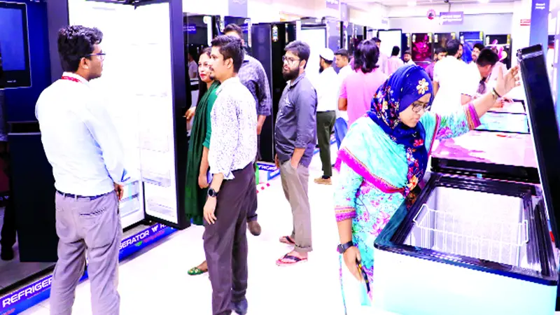 ঈদের আগমুহূর্তে জমজমাট ওয়ালটন ফ্রিজের বিক্রি ঈদের আগমুহূর্তে জমজমাট ওয়ালটন ফ্রিজের বিক্রি