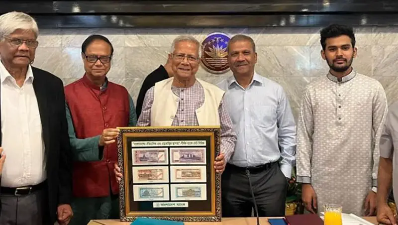 প্রধান উপদেষ্টার কাছে ছয়টি নতুন নোটের ছবি হস্তান্তর করলেন গভর্নর প্রধান উপদেষ্টার কাছে ছয়টি নতুন নোটের ছবি হস্তান্তর করলেন গভর্নর