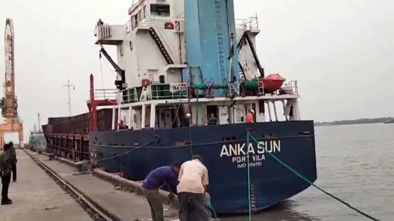 একসঙ্গে খালাস হচ্ছে ৩ বাণিজ্যিক জাহাজ