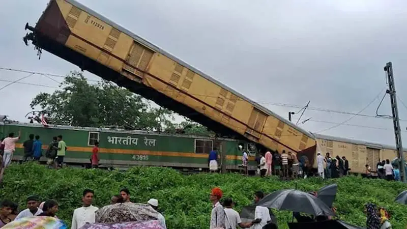 পশ্চিমবঙ্গে কাঞ্চনজঙ্ঘা এক্সপ্রেসে মালবাহী ট্রেনের ধাক্কা, নিহত ৫ পশ্চিমবঙ্গে কাঞ্চনজঙ্ঘা এক্সপ্রেসে মালবাহী ট্রেনের ধাক্কা, নিহত ৫