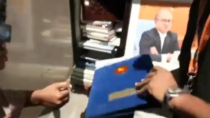 কোটি টাকার চেক, রাষ্ট্রের গুরুত্বপূর্ণ নথিসহ আটক গাড়িচালক কোটি টাকার চেক, রাষ্ট্রের গুরুত্বপূর্ণ নথিসহ আটক গাড়িচালক