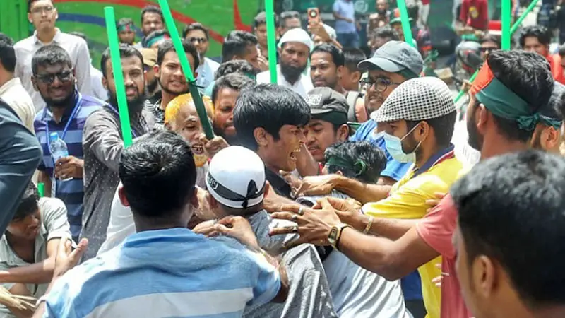 ধানমন্ডি ৩২ নম্বর থেকে ১০ জনকে আটক ধানমন্ডি ৩২ নম্বর থেকে ১০ জনকে আটক