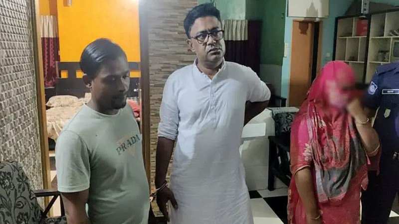 নারীসহ ধরা খেলেন স্বেচ্ছাসেবক লীগ নেতা, পুলিশে দিলেন স্ত্রী নারীসহ ধরা খেলেন স্বেচ্ছাসেবক লীগ নেতা, পুলিশে দিলেন স্ত্রী