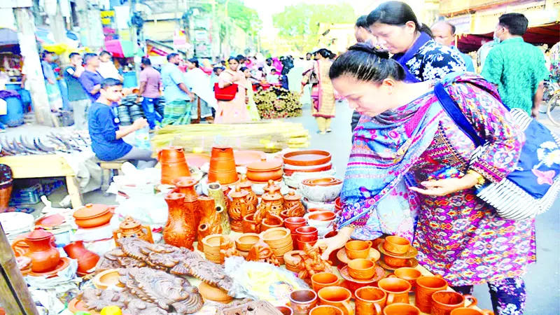 লালদীঘির সামনে মেলা চুড়ি, মাটির হাঁড়ি মুড়ি মুড়কি-কী নেই ... লালদীঘির সামনে মেলা চুড়ি, মাটির হাঁড়ি মুড়ি মুড়কি-কী নেই ...