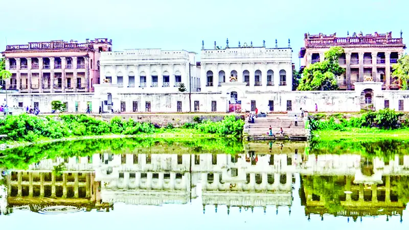 উনিশ শতকের স্থাপত্য সৌন্দর্যে বিমোহিত পর্যটক