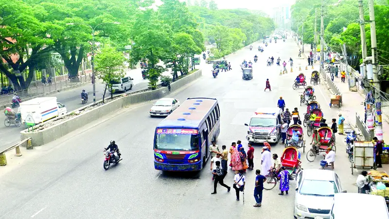 ভিড় বাড়ছে মানুষের দৃশ্যমান হচ্ছে বিচিত্র ছোটাছুটি ভিড় বাড়ছে মানুষের দৃশ্যমান হচ্ছে বিচিত্র ছোটাছুটি