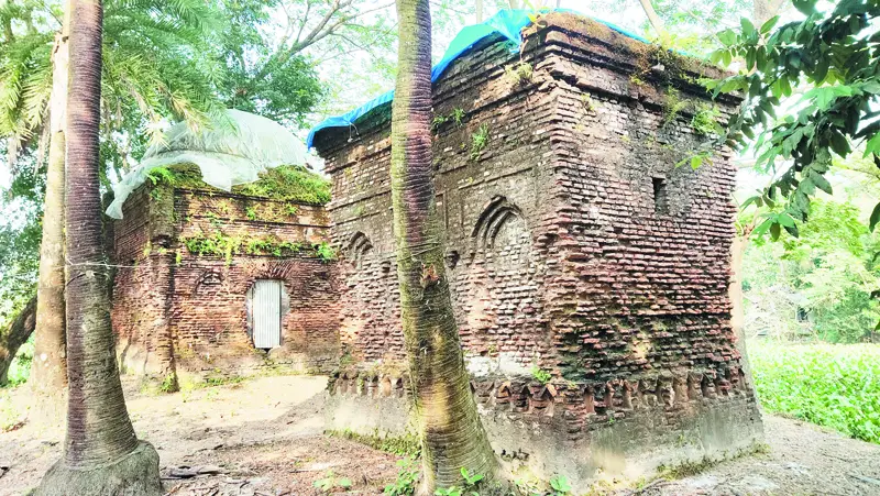 পাঁচশ’ বছরের পুরনো সংস্কার নেই, তবুও মুসল্লিরা আসেন পাঁচশ’ বছরের পুরনো সংস্কার নেই, তবুও মুসল্লিরা আসেন