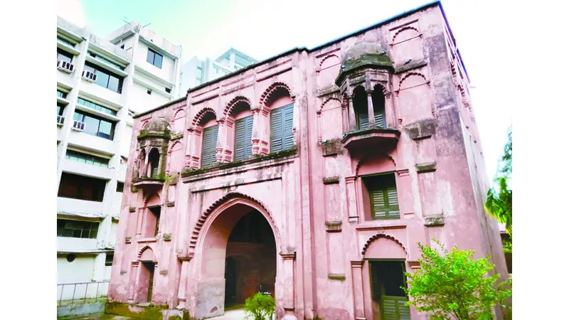 ধ্বংসপ্রাপ্ত এক প্রাসাদের তোরণ বাঁচিয়ে রেখেছে ইতিহাস ধ্বংসপ্রাপ্ত এক প্রাসাদের তোরণ বাঁচিয়ে রেখেছে ইতিহাস