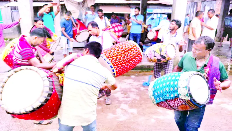 পাঁচশ’ বছরের ঢাকিঢুলির হাট, বিক্রি হন বাদ্যযন্ত্রীরা পাঁচশ’ বছরের ঢাকিঢুলির হাট, বিক্রি হন বাদ্যযন্ত্রীরা
