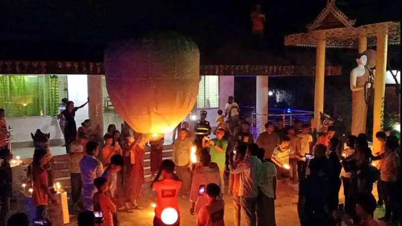 রাতের আকাশ আলোকিত করে তারার মতো ভেসে বেড়ায় রাতের আকাশ আলোকিত করে তারার মতো ভেসে বেড়ায়