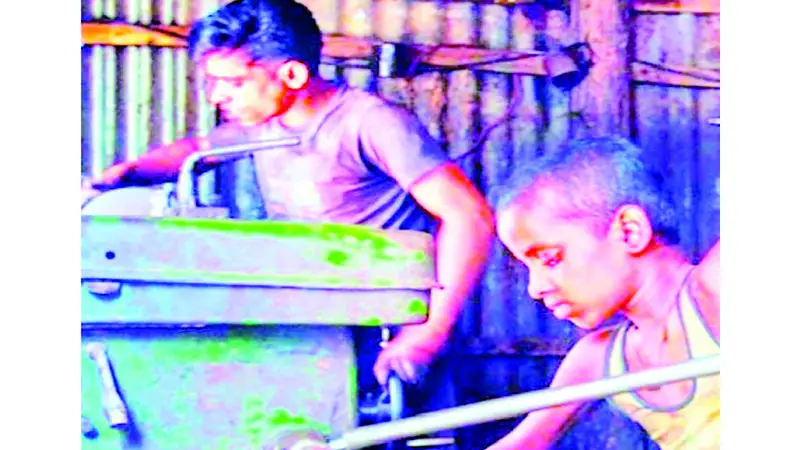 ‘কবিতার লাইনের মতোই আহ্লাদি হাতের স্পর্শে মরে না পেটের ক্ষুধা’ ‘কবিতার লাইনের মতোই আহ্লাদি হাতের স্পর্শে মরে না পেটের ক্ষুধা’