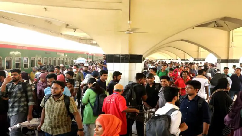 রাজধানী ছাড়তে শুরু করেছে নগরবাসী রাজধানী ছাড়তে শুরু করেছে নগরবাসী