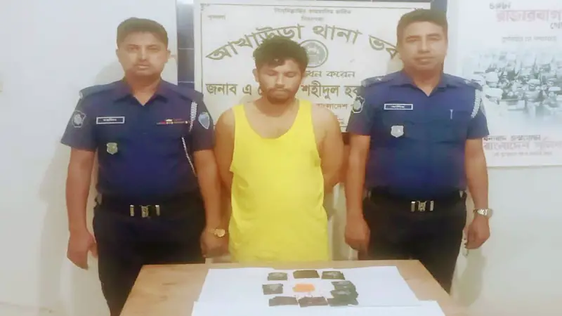 আখাউড়ায় ১৬৫০ পিস ইয়াবাসহ যুবক গ্রেফতার আখাউড়ায় ১৬৫০ পিস ইয়াবাসহ যুবক গ্রেফতার