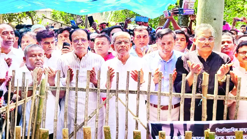 আবু সাঈদের কবর জিয়ারত করলেন ফখরুল আবু সাঈদের কবর জিয়ারত করলেন ফখরুল
