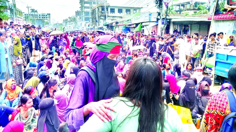 নোয়াখালীতে ৮ জুলাই আন্দোলনের সূচনা শহীদ হন ২৬ জন নোয়াখালীতে ৮ জুলাই আন্দোলনের সূচনা শহীদ হন ২৬ জন