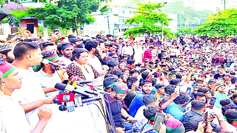 মানুষের আস্থা না ফেরা পর্যন্ত অন্তর্বর্তী সরকার দেখতে চাই মানুষের আস্থা না ফেরা পর্যন্ত অন্তর্বর্তী সরকার দেখতে চাই